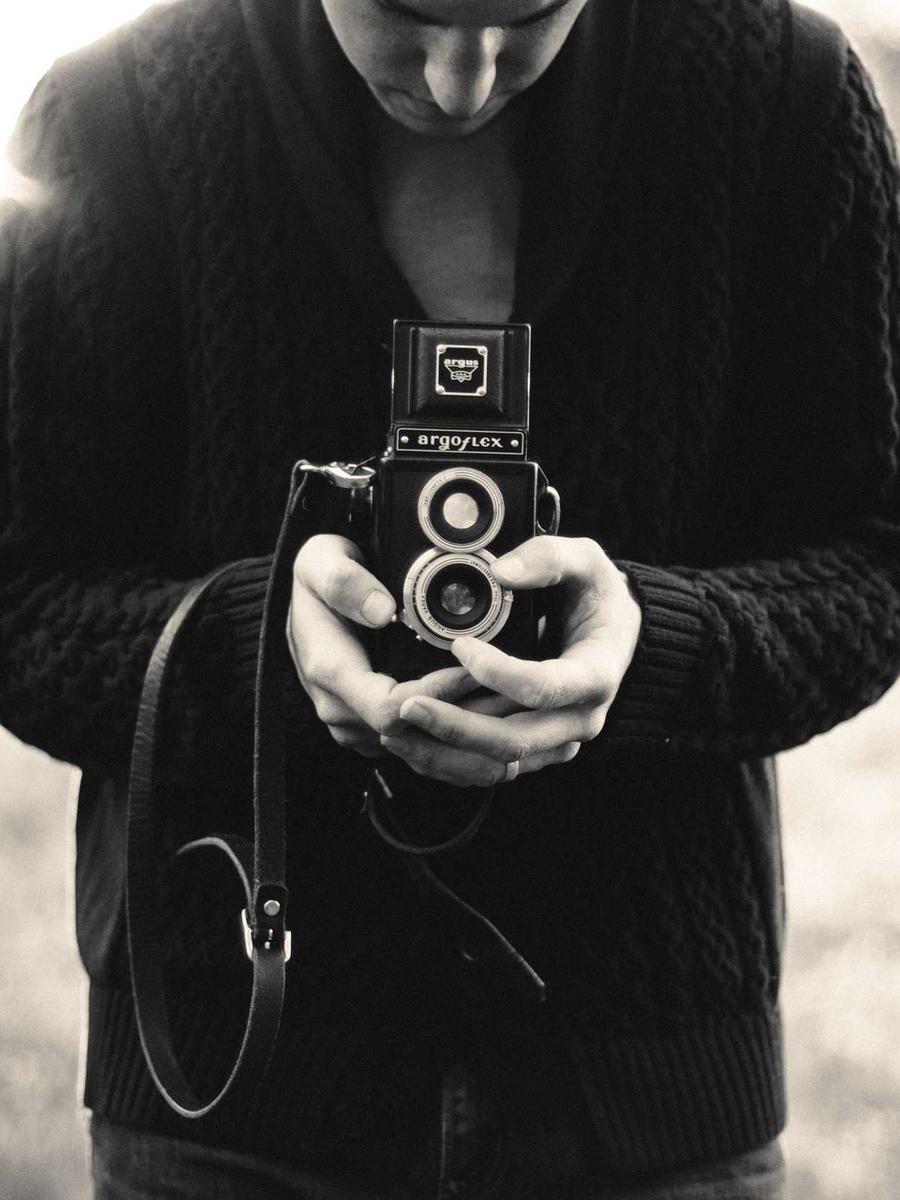 Fotografin mit Mittelformatkamera