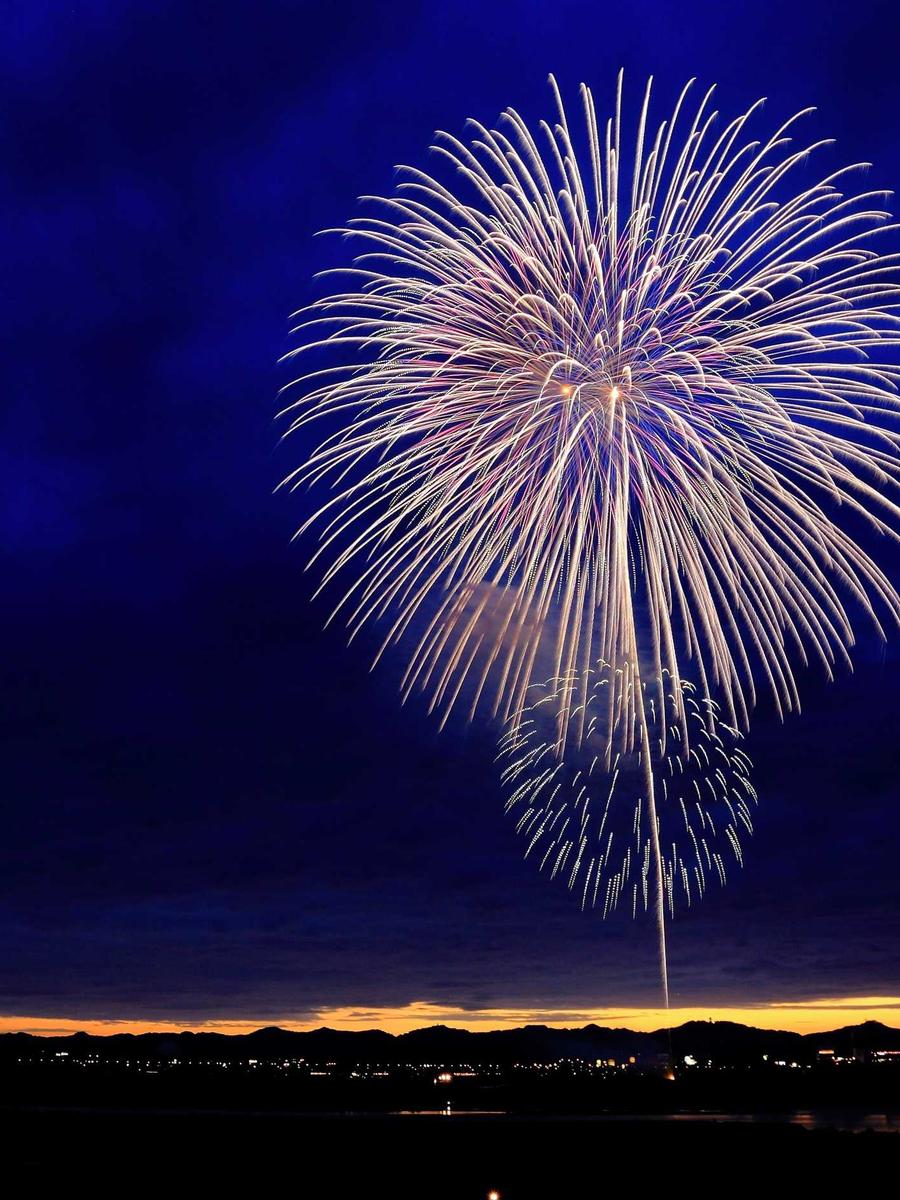 Feuerwerk über nächtlicher Landschaft