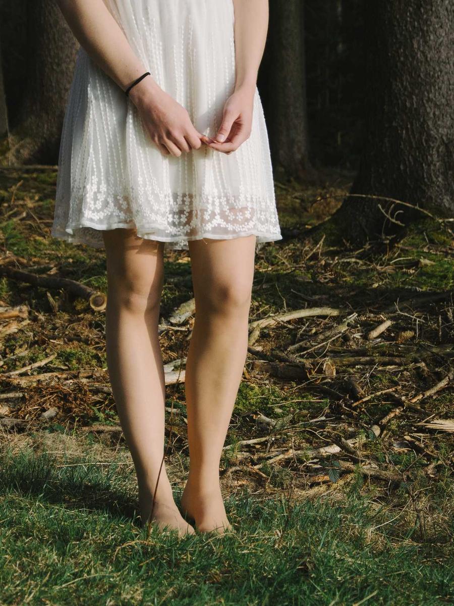Braut im weißen Kleid im Wald