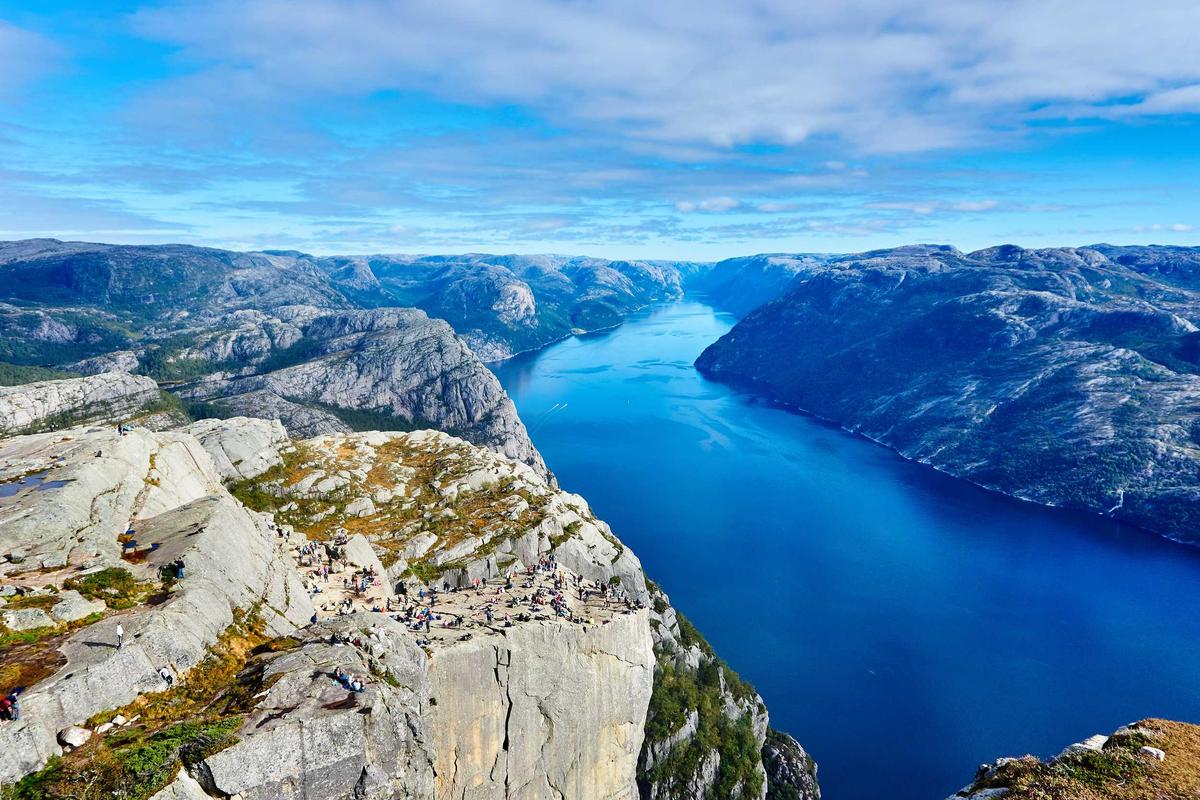 Fjord unter blauem Himmel