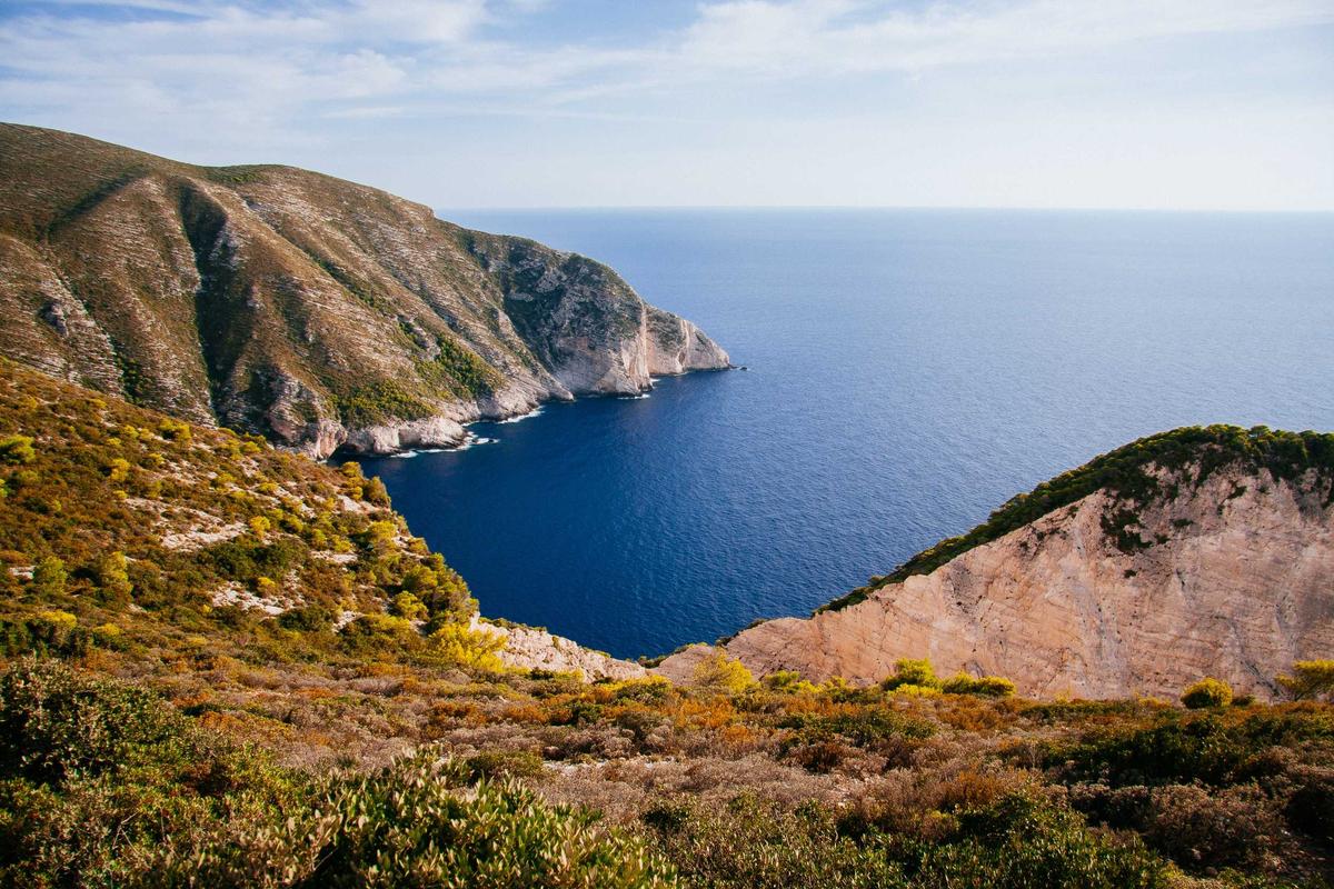 Steilküste über blauem Meer