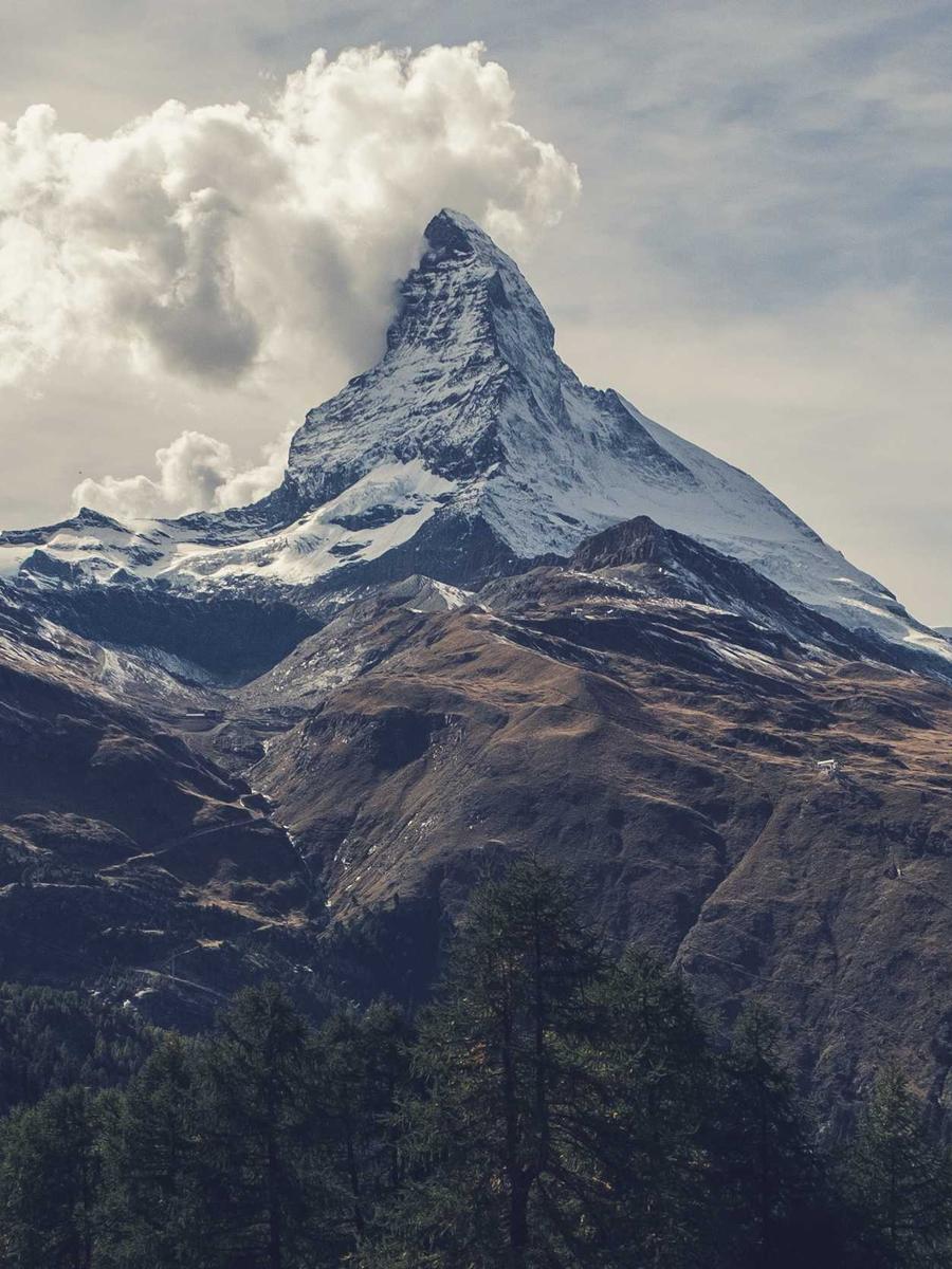 Berggipfel in Wolken