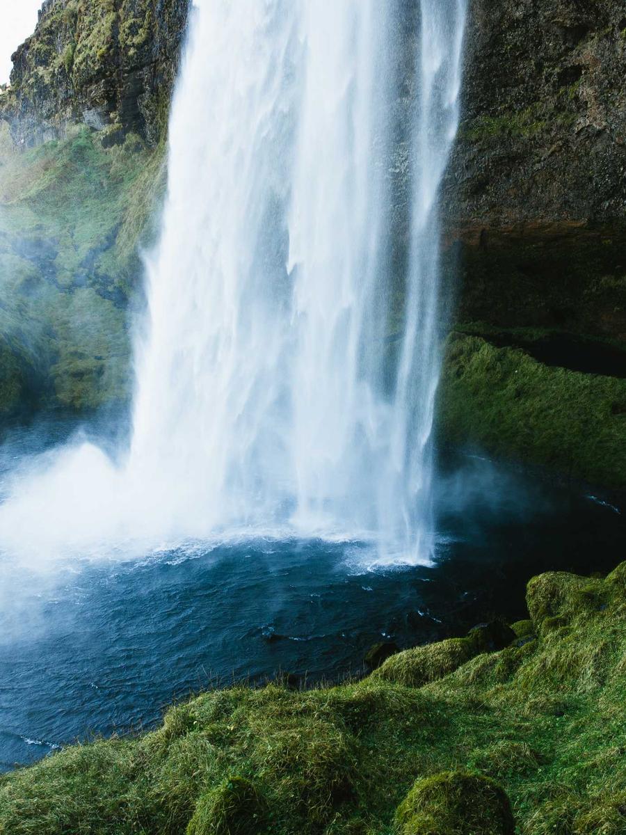Hoher Wasserfall in grüner Landschaft