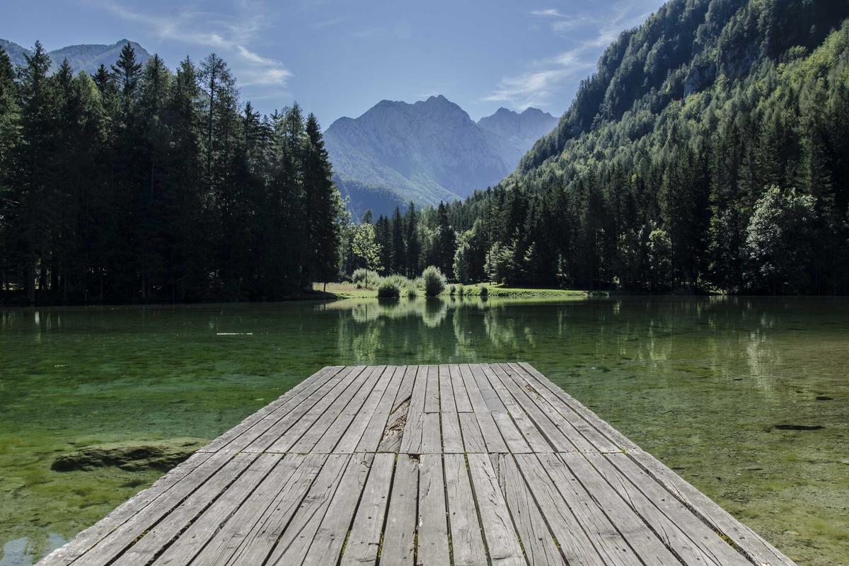 Holzsteg an einem Bergsee