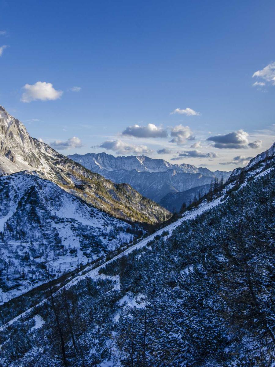 Verschneite Berggipfel