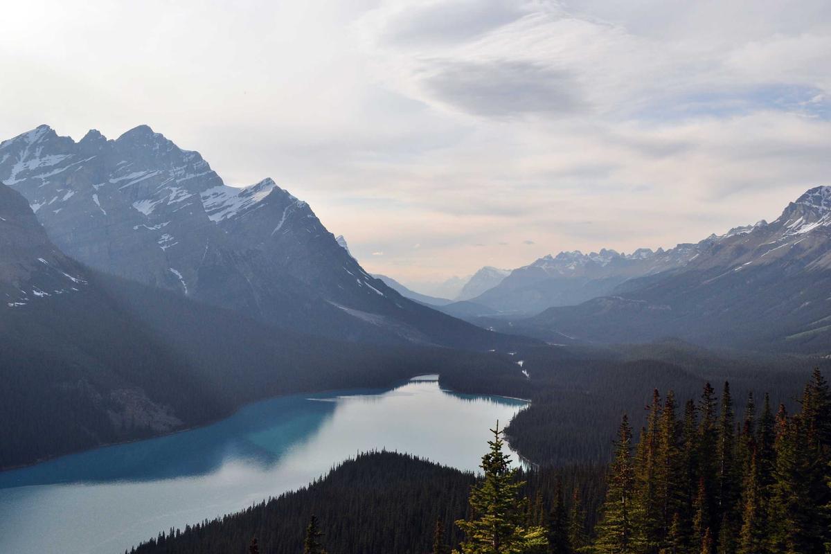 Türkiser Bergsee zwischen Gipfeln