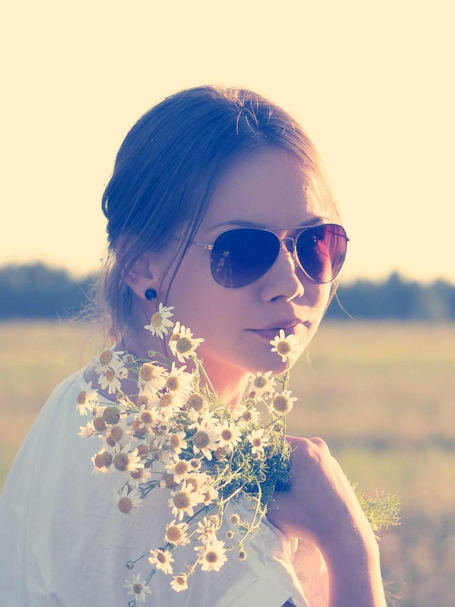 Frau mit Sonnenbrille und Blumen
