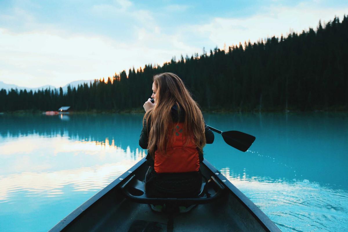 Frau im Kanu auf einem See